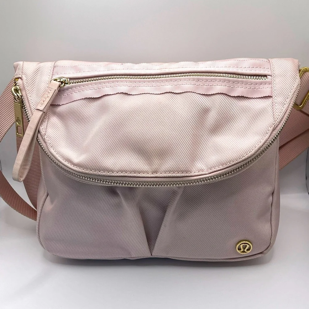 Lululemon All night Festival Bag Vol 5 L in Misty Pink - Picture 2 of 13